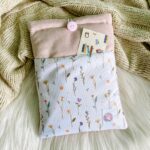 Funda con Bolsillo |Flores blancas| Felpa Rosa Claro