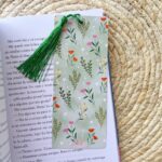 Marcador con Borla |Flores con fondo Verde|